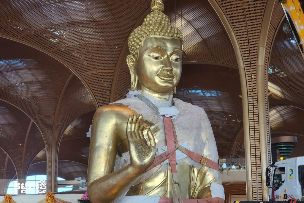 tuong phat tai san bay_tuogphat_tuong-phat-cao-9m-nang-9-tan-duoc-an-vi-tai-san-bay-quoc-te-techo2.jpg